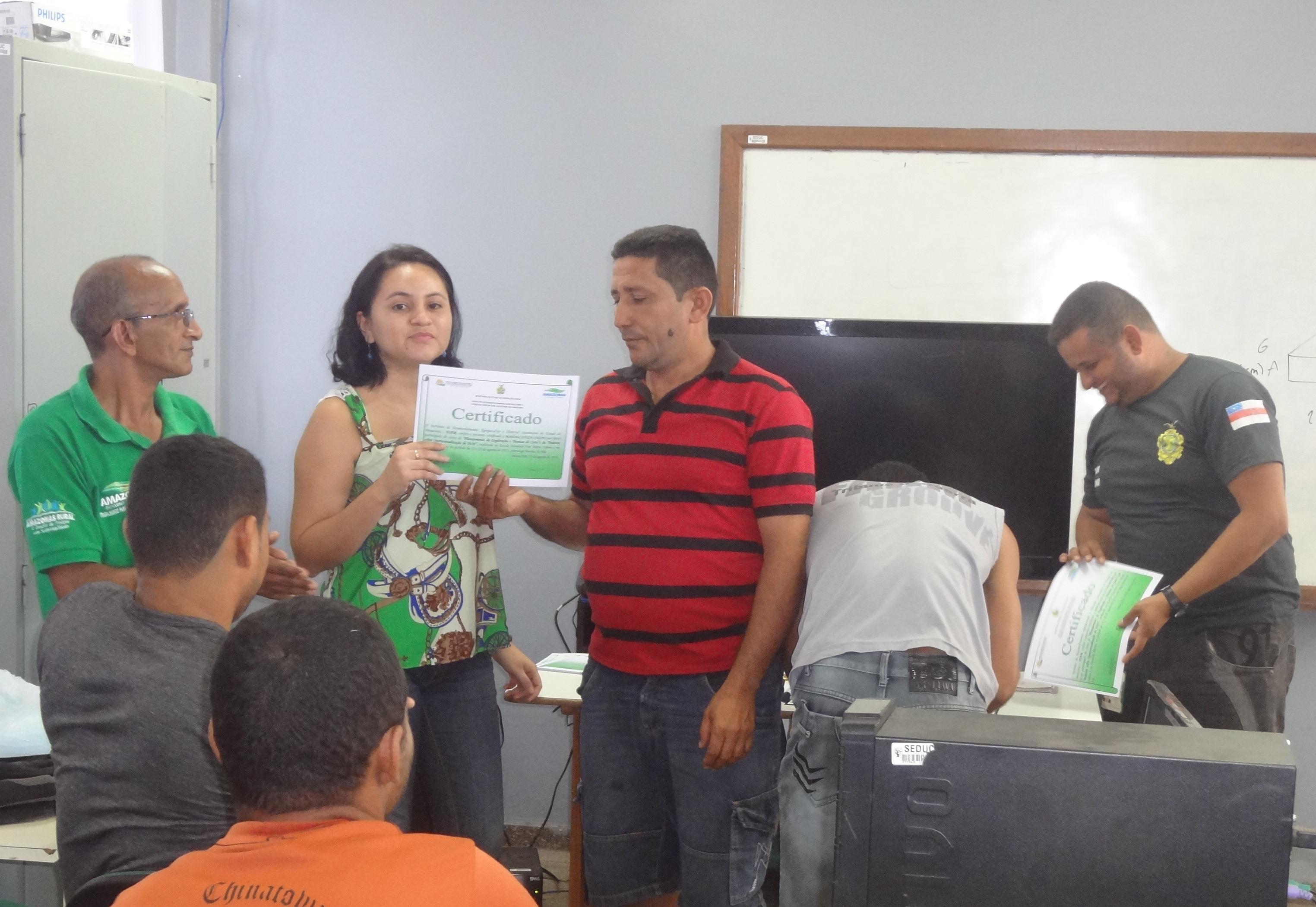 Extrativistas certificados pelo IDAM