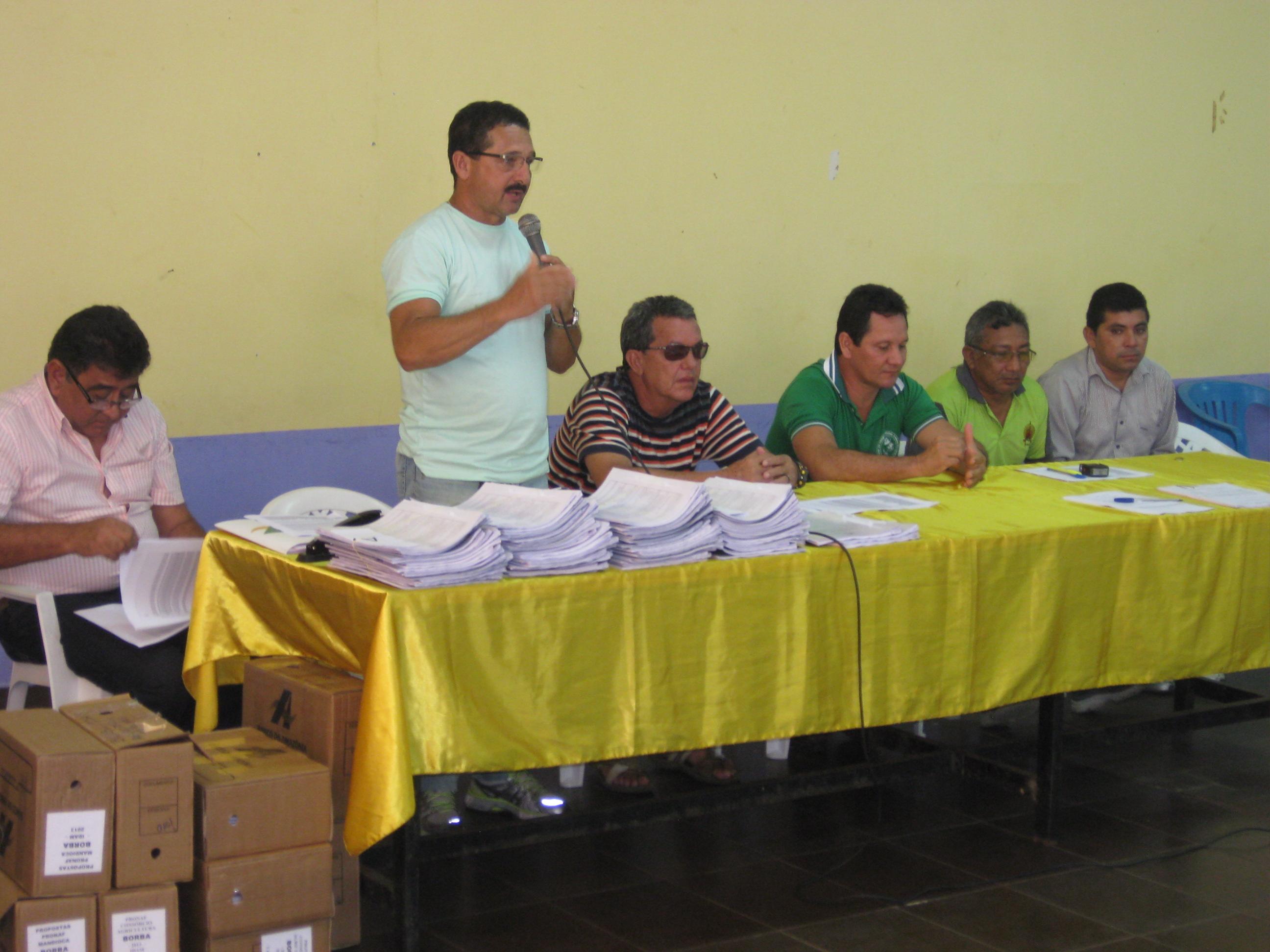 Tarcísio Sousa (gerente do IDAM/Borba) explicando a importância e os benfícios da linha de crédito Tarcísio Sousa (gerente do IDAM/Borba) explicando a importância e os benfícios da linha de crédito