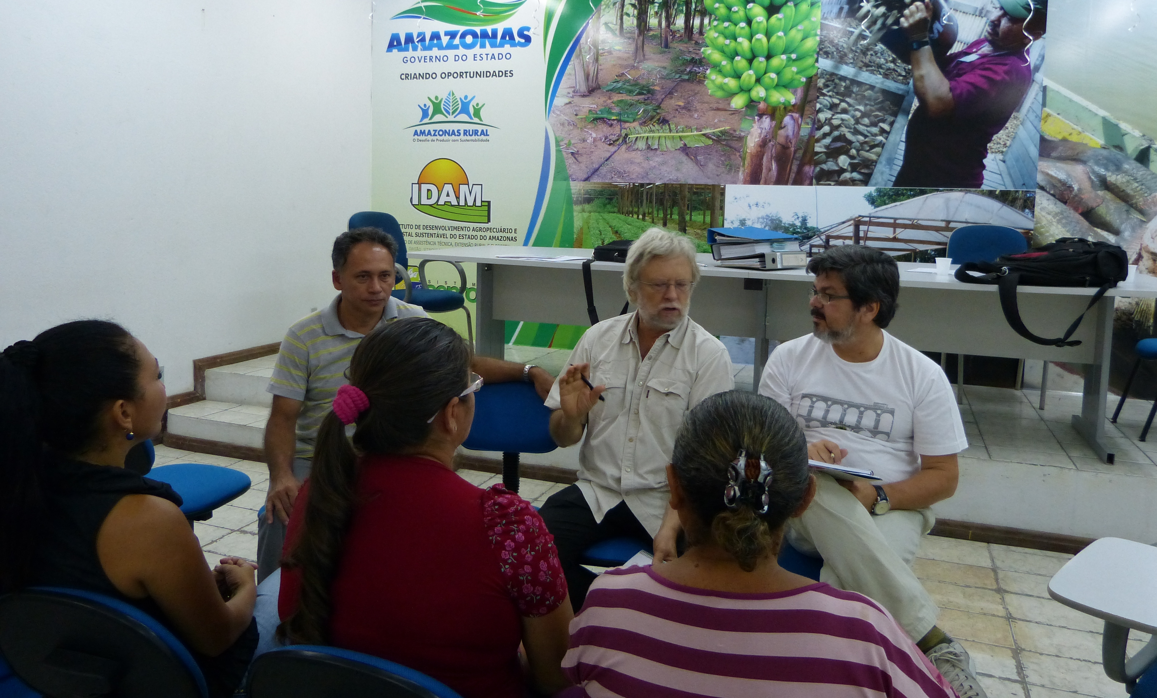 Esq. à Dir.: Extensionista do IDAM/Central e Consultores da GIZ reunidos com agricultoras familiare de Manaus