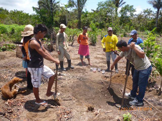 Técnico Erison Barbosa, fazendo a demarcação do centro da cova