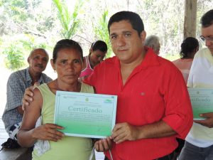 entrega de certificado pelo gerente do IDAM 