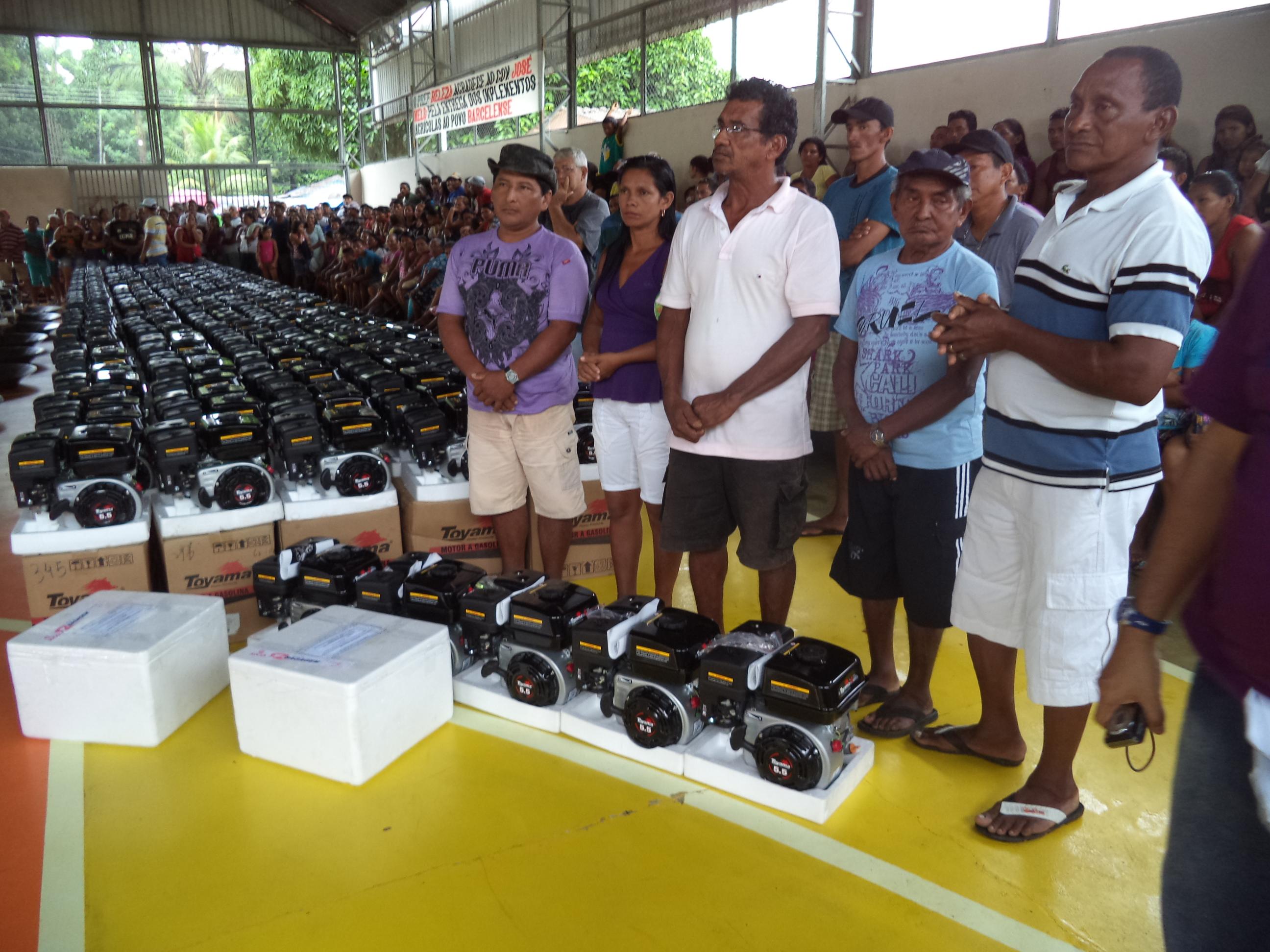 DSC02158 agricultores e pescadores que receberam a doação das autoridades