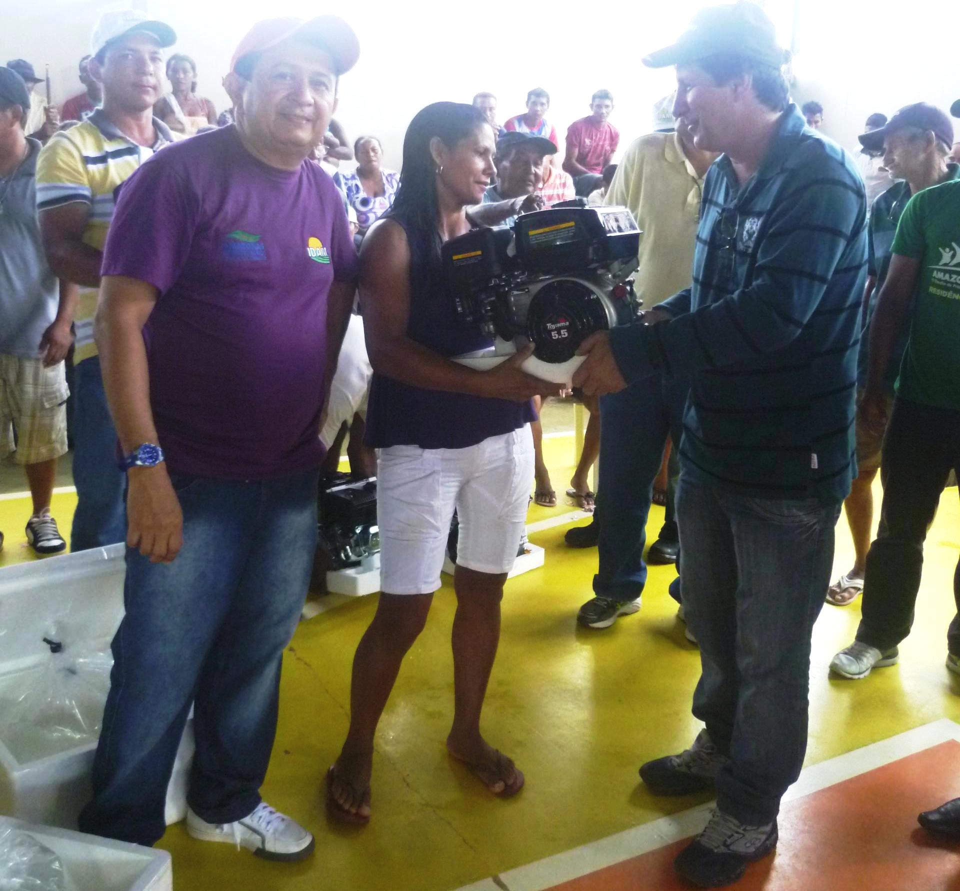 P1090411 entrega de motor rabeta pelo presidente a agricultora da comunidade indígena Samaúma