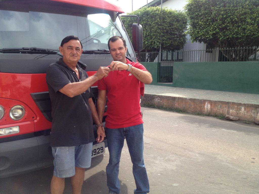 Gerente do IDAM em Coari, Dimitri Portugal entrega a chave ao agricultor Rizomar Corrêa