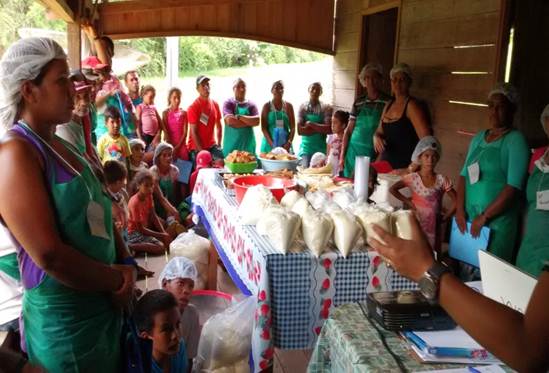 Agricultores reunidos recebendo orientação da técnica Aldenir Lima de Menezes