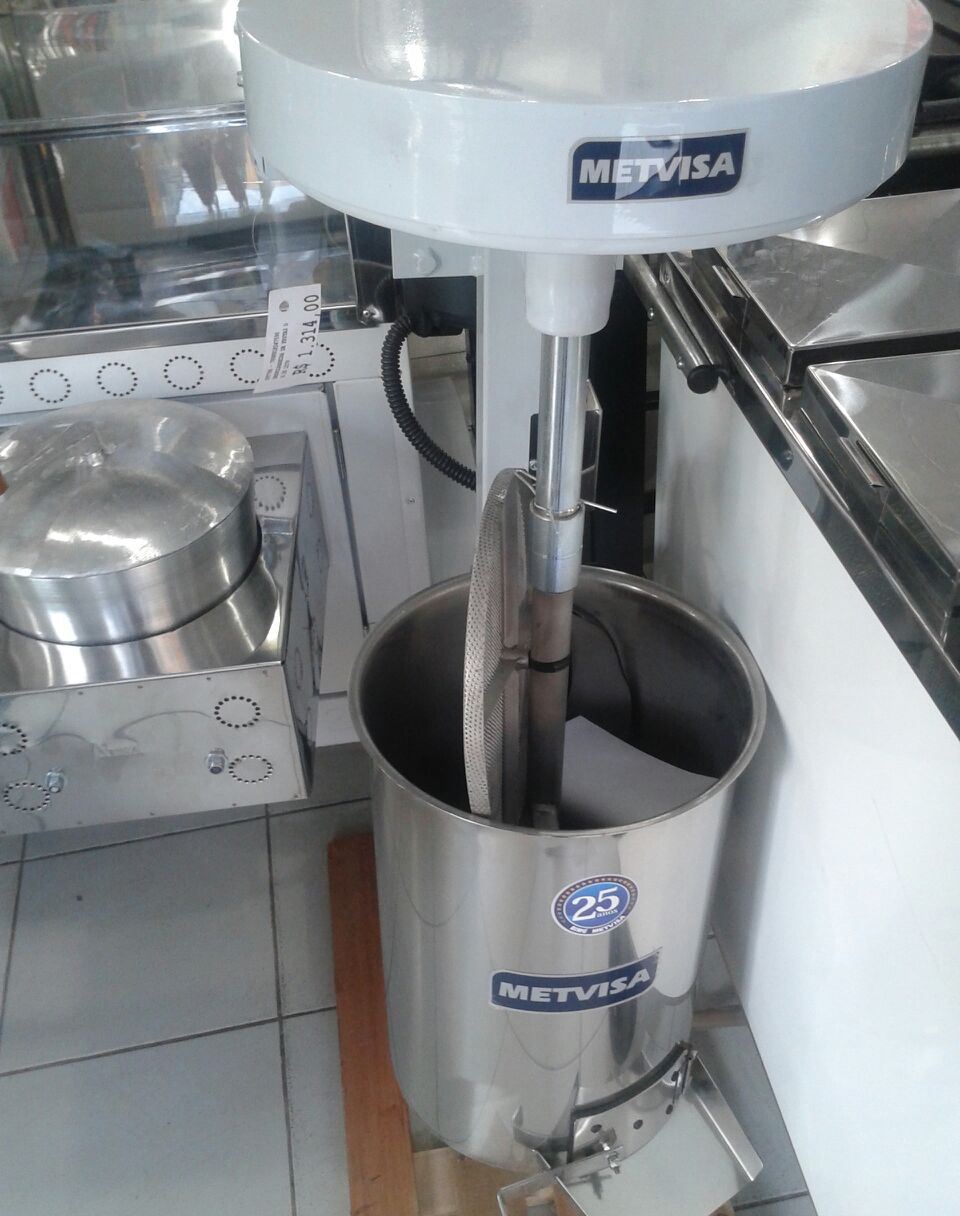 Batedeira de açaí adquirida com recurso do MDS (Nhamundá)