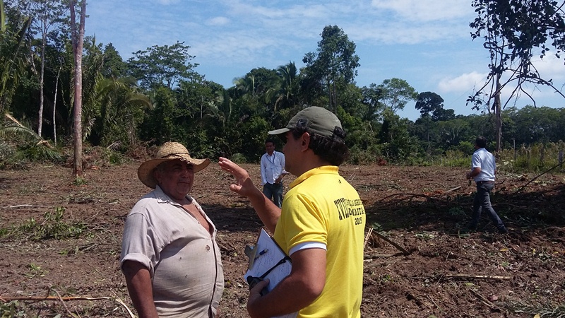 Agricultor familiar sendo orientado pelo técnico da Unidade Local