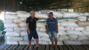 Imagem da notícia - Idam acompanha  o embarque de farinha de mandioca e óleo de andiroba produzidos em Eirunepé