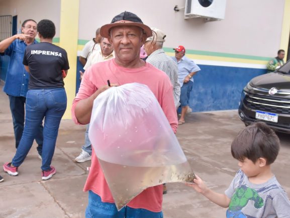 Idam realiza doação de 10 mil alevinos a piscicultores da Vila de Balbina, em Presidente Figueiredo