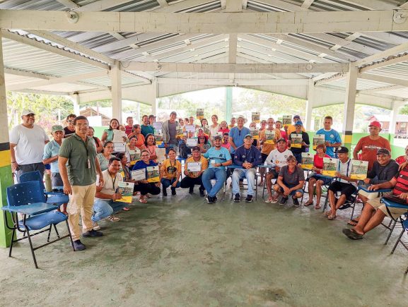 Idam auxilia produtores rurais de Boa Vista do Ramos na entrega de 41 documentos para atuação na meliponicultura