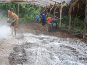 Imagem da notícia - Demonstração de Método sobre aplicação de calcário para correção do solo é realizada em Caapiranga