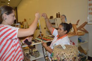 Imagem da notícia - Artesãs de Fonte Boa participam de Feira Internacional em Manaus