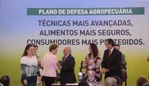 Imagem da notícia - Governador José Melo assina convênio com Governo Federal para erradicação da febre aftosa no Amazonas