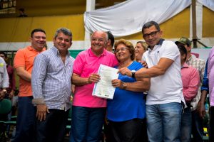 Imagem da notícia - Em entrega de títulos a agricultores da Região Metropolitana, José Melo anuncia 23 mil títulos para 2016