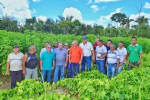 Imagem da notícia - Em Caapiranga, governador do Amazonas, José Melo, entrega primeiro trecho da estrada do Membeca, anuncia a construção de escola regular e asfaltamento e diversos investimentos na infraestrutura de comunidades do interior