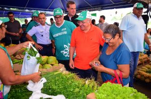 Imagem da notícia - Governador do Amazonas, professor José Melo, entrega adubo orgânico e embalagens para hortifrutigranjeiros a produtores agrícolas do Estado