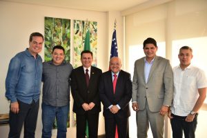 Imagem da notícia - Governador do Amazonas, professor José Melo, fecha parcerias com prefeitos para fortalecer e levar infraestrutura ao interior