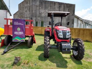 Imagem da notícia - Produtores rurais de Itacoatiara são beneficiados com entrega de veículo, máquinas e implementos agrícolas