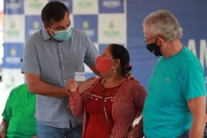 Imagem da notícia - Wilson Lima entrega cartões do produtor primário e libera investimento para mecanização da agricultura de Barreirinha