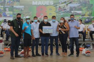 Imagem da notícia - Governador Wilson Lima entrega cestas básicas e leva ações para o setor primário em Maués