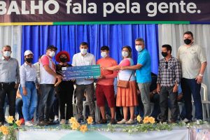 Imagem da notícia - Governador Wilson Lima entrega equipamentos, sementes e crédito a produtores rurais de Beruri