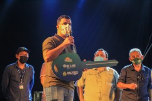 Imagem da notícia - Governo do Amazonas entrega trator agrícola para fortalecer produção de açaí em Codajás