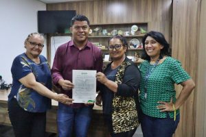Imagem da notícia - Idam entrega certidão de Dispensa de Licenciamento Ambiental a agricultoras do ramal Brasileirinho