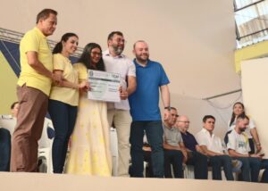 Imagem da notícia - Governo Presente: Idam entrega documentos de regularização a produtores e distribui kits de sementes de hortaliças