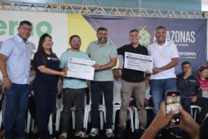 Imagem da notícia - Governo Presente: Idam entrega 32 documentos a produtores rurais de Manaus