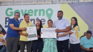 Imagem da notícia - Governo Presente: Idam entrega documentos de regularização a produtores rurais de Manaus