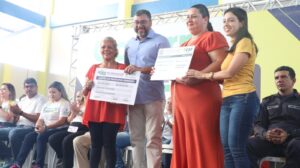 Imagem da notícia - Governo Presente: Idam entrega 26 documentos rurais e 100 kits de sementes de hortaliças durante a ação
