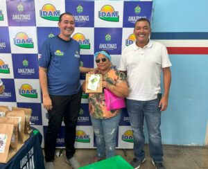 Imagem da notícia - Governo Presente: Idam entrega 1 mil kits de sementes de hortaliças e 235 documentos de regularização