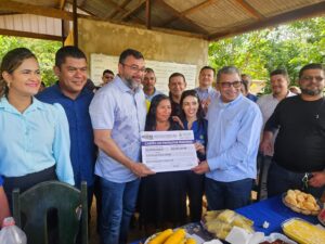 Imagem da notícia - Governador Wilson Lima visita SisPita e entrega documentos rurais para agricultora familiar