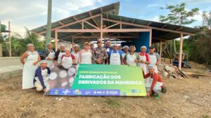 Imagem da notícia - Idam qualifica comunitários de Anamã na fabricação de derivados de mandioca