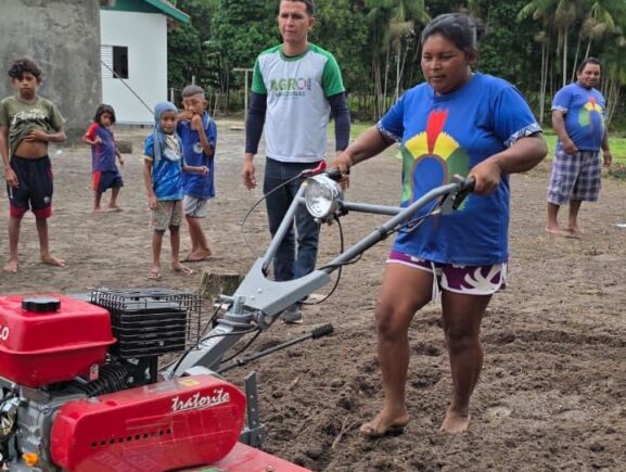 Idam capacita 30 agricultores indígenas de Japurá em mecanização da produção