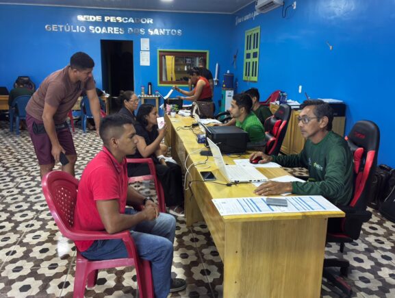 Pescadores artesanais de Eirunepé recebem o atendimento do Idam para a emissão e atualiza…