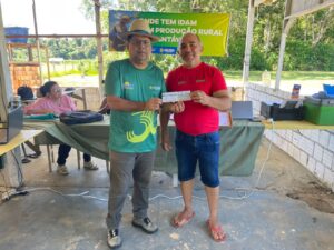 Em mutirão, Idam entrega 40 documentos rurais a comunitários de Manacapuru