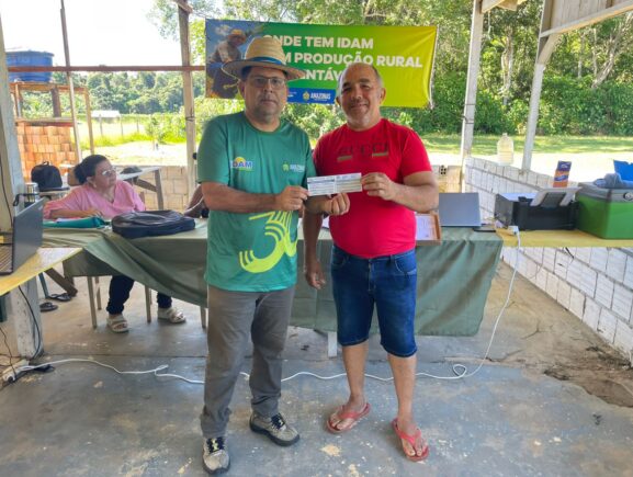 Em mutirão, Idam entrega 40 documentos rurais a comunitários de Manacapuru