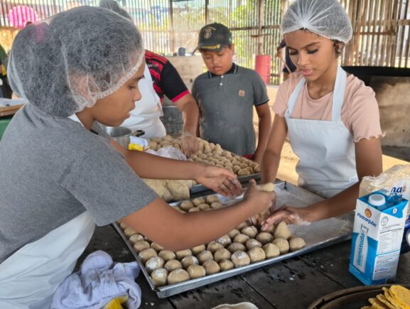 Em Anamã, Idam capacita 20 agricultores familiares na fabricação de derivados de mandioca
