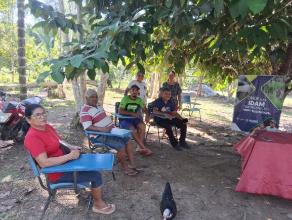 Em Borba, Idam reúne 20 agricultores familiares para mutirão de preparo de mudas de açaiz…